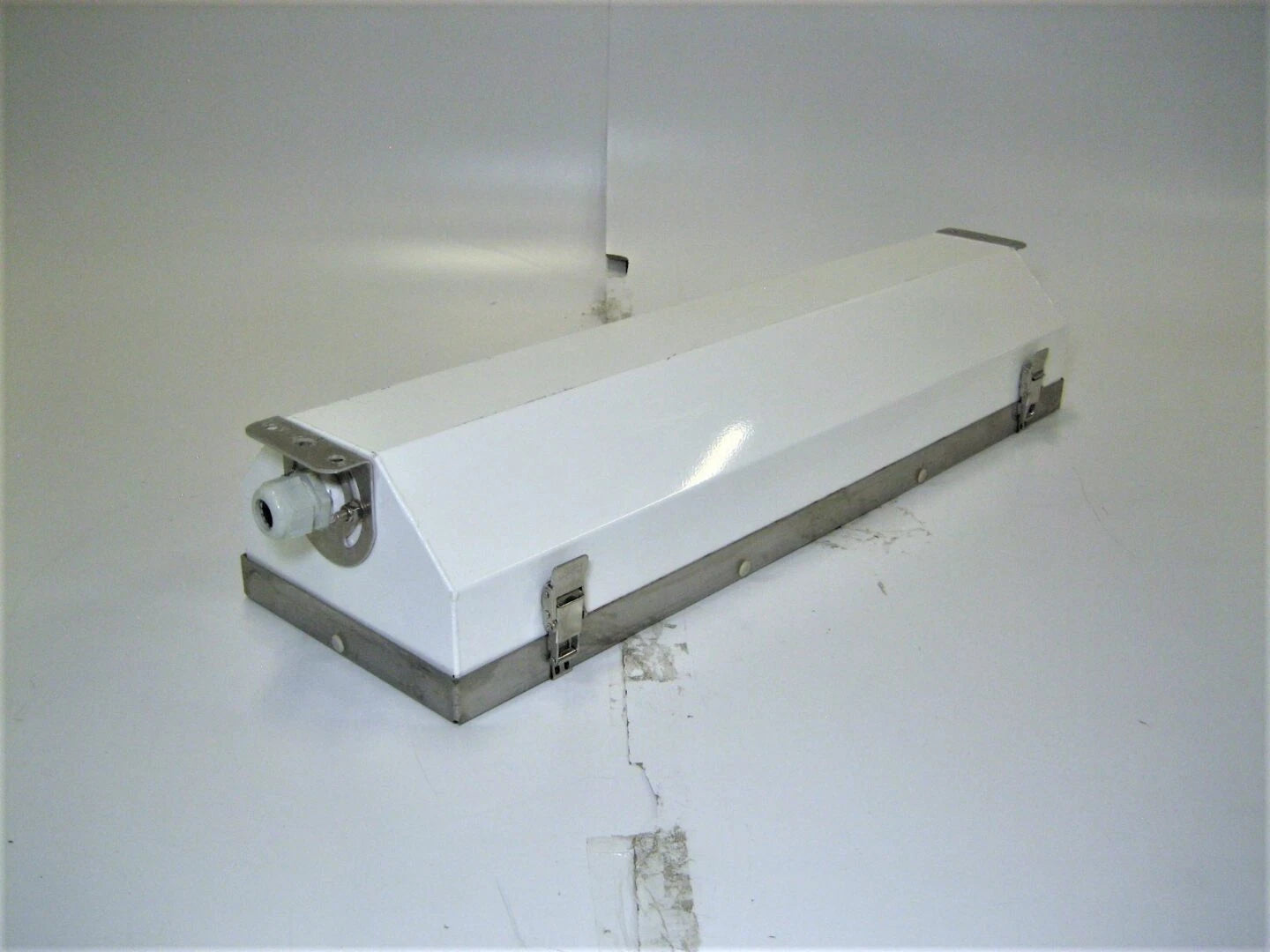 Pauluhn Apa22871l ~ 120V-277V Enclosed & Gasketed Fixture For