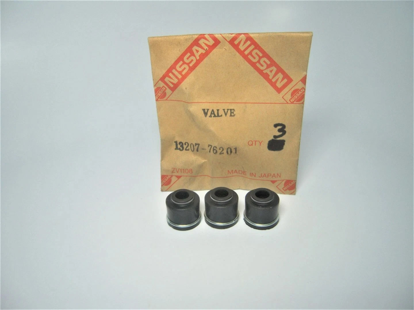 Nissan 13207-76201 *Qty 3* Engine Oil Valve Seals For 720 2.2l Pickup